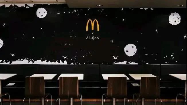 麦当劳联名APUJAN极黑主题店设计展示
