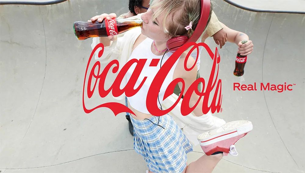 可口可乐拥抱LOGO设计演绎
