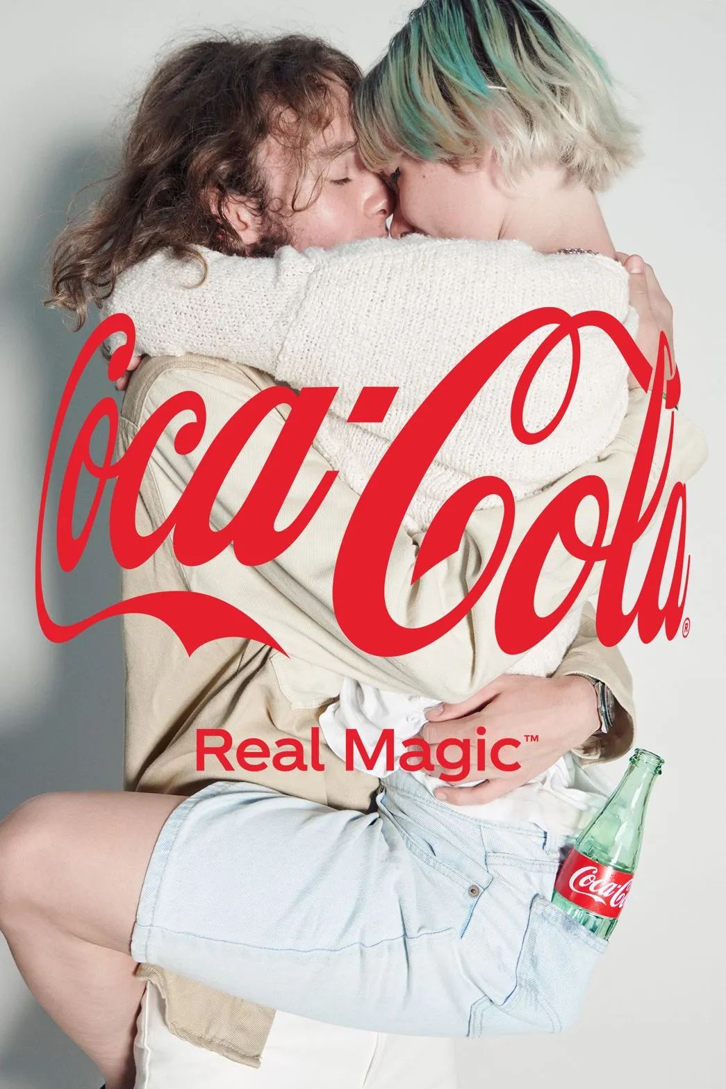 可口可乐拥抱LOGO设计演绎设计