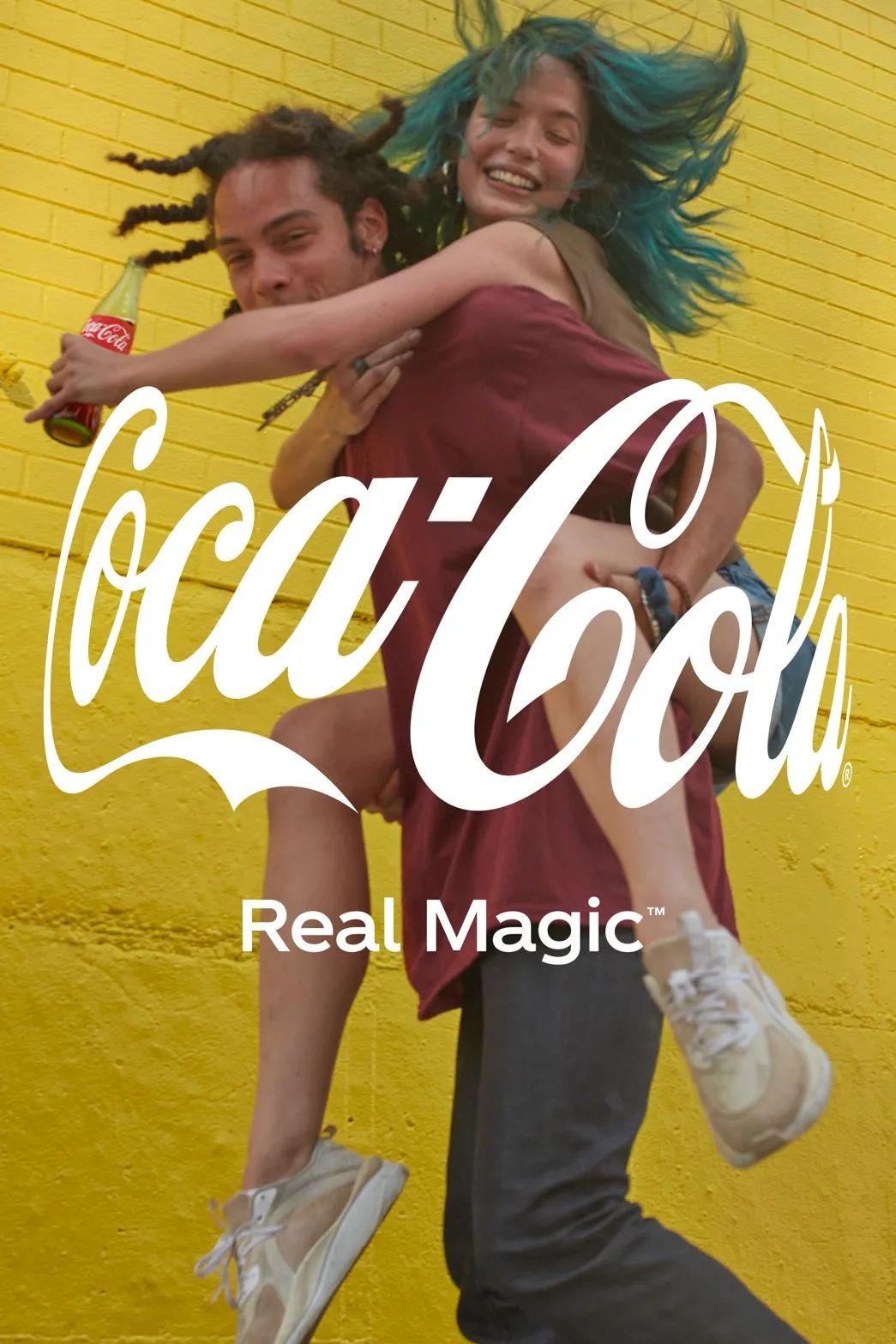 可口可乐拥抱LOGO设计应用设计