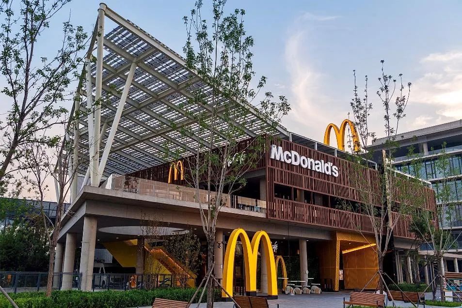 麦当劳首钢园零碳餐厅，餐饮空间设计够环保够绿色