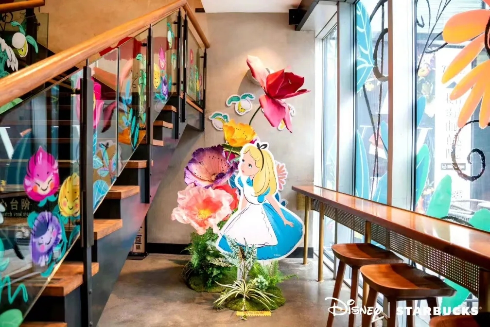 星巴克联手迪斯尼，打造奇幻仙境的深圳餐饮空间设计